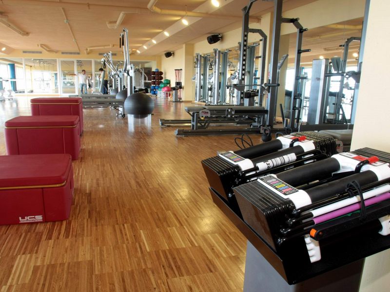main-area-of-the-indoor-gym-of-tenerife-top-training-with-plyo-boxes--racks--benches-and-more-.jpg